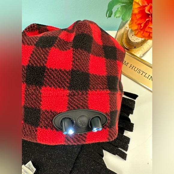 Hat & scarf set, hat has lights, excellent condition - Picture 2 of 10